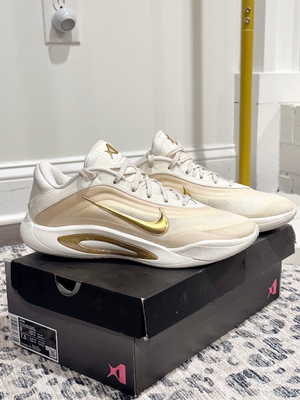 Nike A'One Basketball Shoes Sail/Metallic Gold Size 9 - Picture 4 of 10